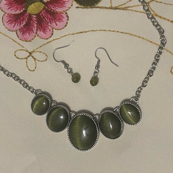 💙Green oval statement necklace and earring set - Picture 1 of 1
